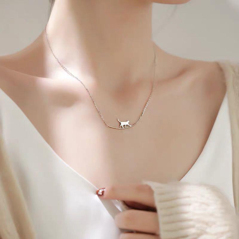 Collier à Clavicule avec un Mignon Chat qui Marche